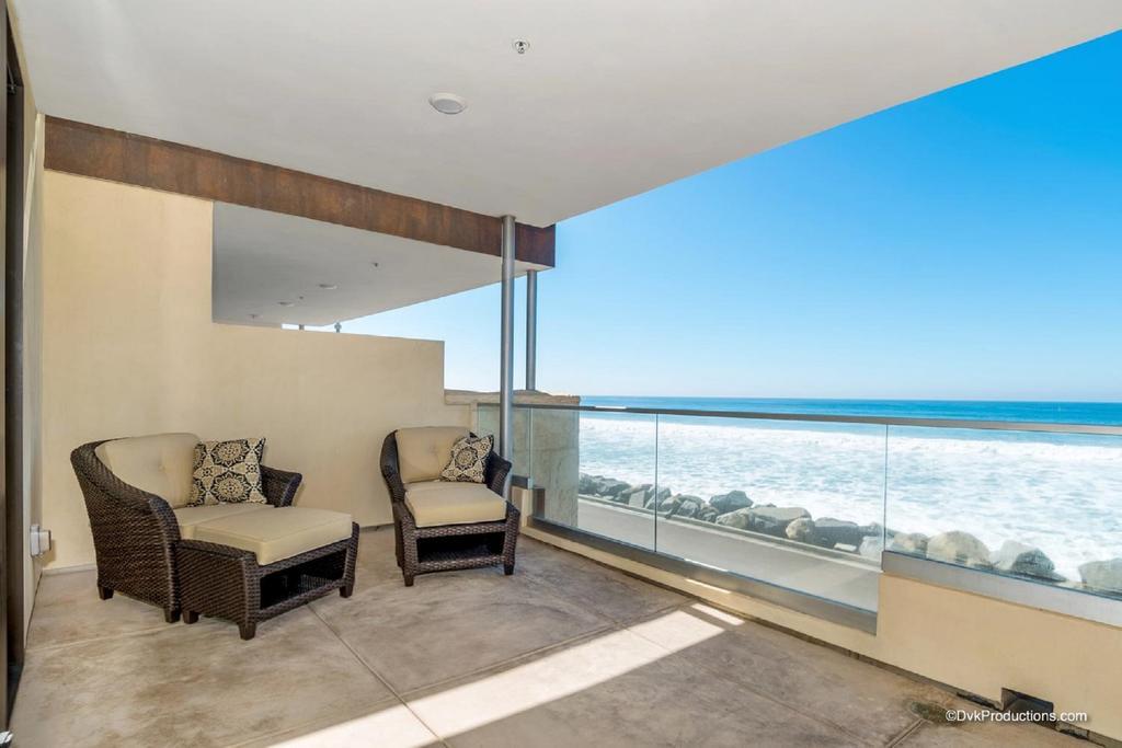 Luxury Beachfront Hotel Oceanside Exterior photo
